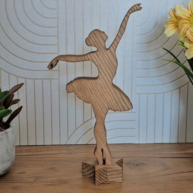 Danseuse étoile en chêne