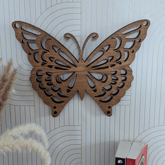 Papillon monarque en acacia