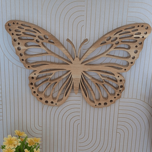 Papillon monarque en chêne