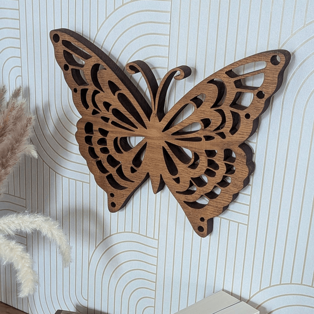 Papillon monarque en acacia