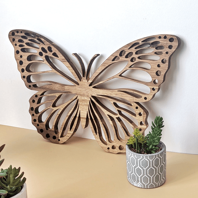 Papillon monarque en acacia