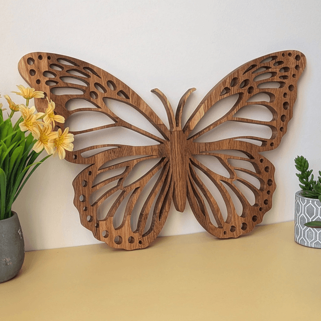 Papillon monarque en chêne