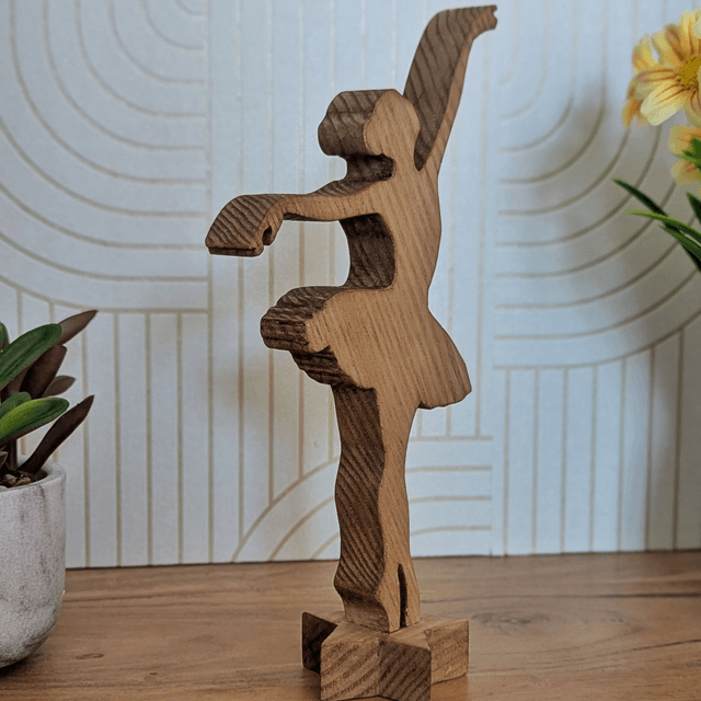 Danseuse étoile en chêne