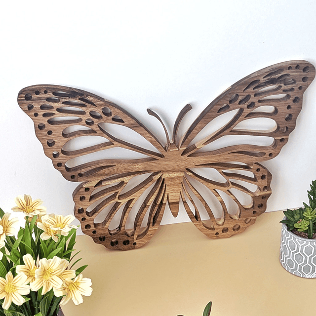 Papillon monarque en acacia