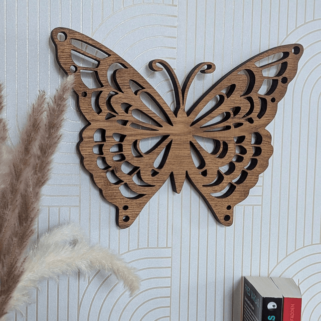 Papillon monarque en acacia