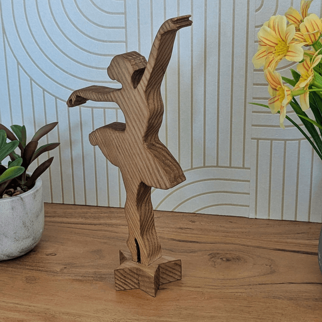 Danseuse étoile en chêne