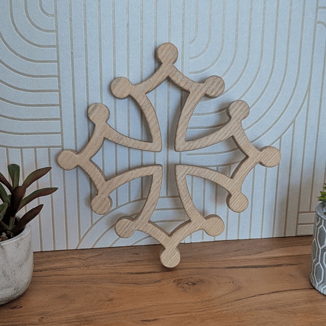 Croix occitane en frêne