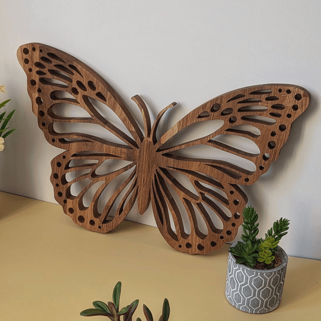 Papillon monarque en chêne