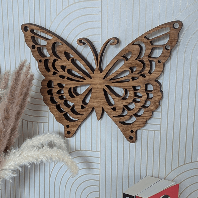 Papillon monarque en acacia