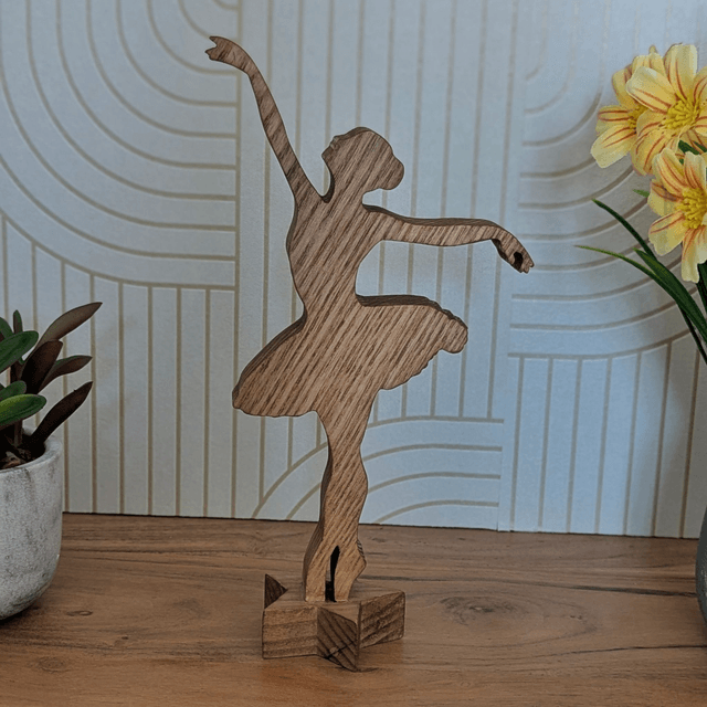 Danseuse étoile en chêne