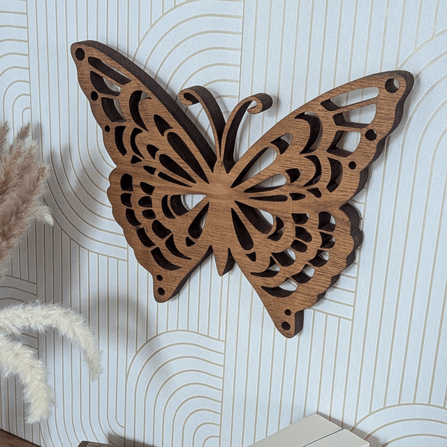 Papillon monarque en acacia